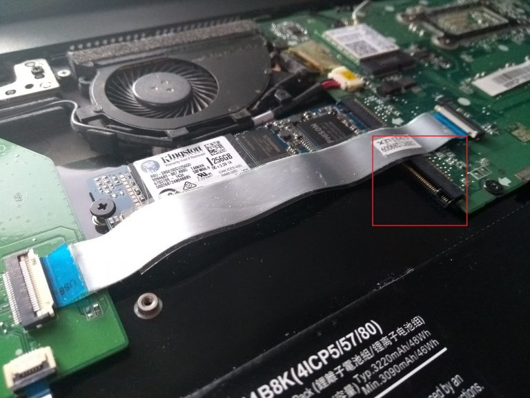 Ein freier Steckplatz für eine SSD in einem Acer Notebook