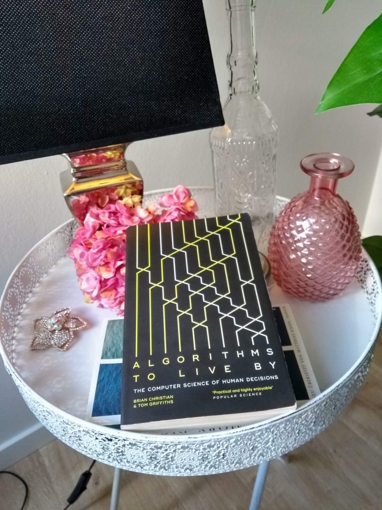 Das Buch "Algorithms to Live By - The Computer Science of Human Decisions" auf einem Beistelltisch