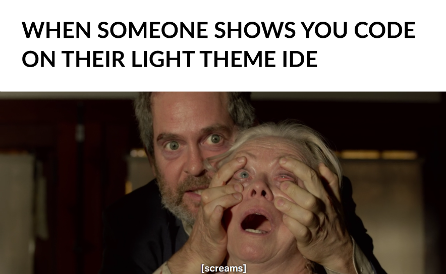 Caption: "When someone shows you code on their light theme IDE", darunter werden einer Frau gewaltsam die Augen aufgehalten und sie muss in Richtung einer Lichtquelle schauen